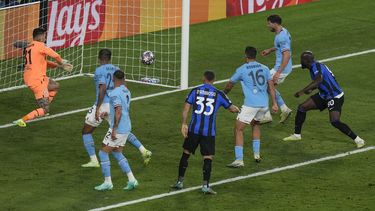 Romelu Lukaku (derecha), del Inter, falla un remate de cabeza en la final de la Liga de Campeones ante el Manchester City, el sábado 10 de junio de 2023 (AP Foto/Thanassis Stavrakis)