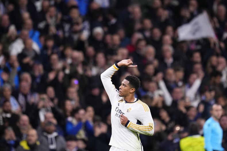 Jude Bellingham celebra tras anotar el segundo gol del Real Madrid en la victoria 4-2 ante Napoli en la Liga de Campeones, el miércoles 29 de noviembre de 2023, en Madrid. (AP Foto/Manu Fernández)