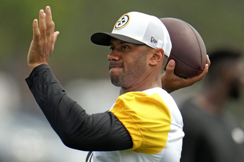 Russell Wilson, quarterback de los Steelers de Pittsburgh, lanza un pase durante un entrenamiento en Latrobe, Pensilvania, el jueves 25 de julio de 2024 (AP Foto/Gene J. Puskar)