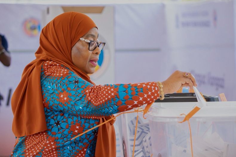La presidenta de Tanzania, Samia Suluhu Hassan, vota durante las elecciones generales en el centro de votación de Chamwino en Dodoma, Tanzania, el miércoles 29 de octubre deF025. (AP Foto)