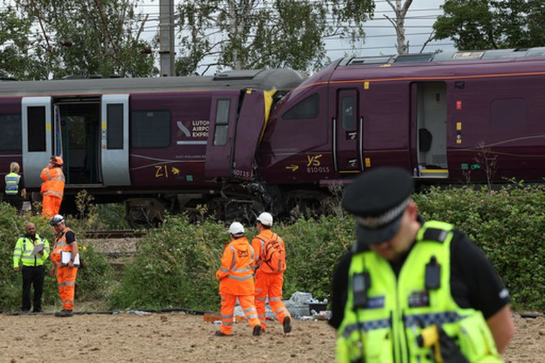 Personal de emergencia acude al lugar donde se registró el choque de dos trenes que viajaban hacia el sur, con destino a la estación de St. Pancras en Londres, a las afueras de la ciudad de Bedford, Inglaterra, el sábado 20 de junio de 2026. (Chris Radburn/PA vía AP)