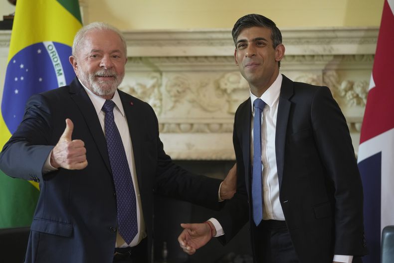 El primer ministro británico Rishi Sunak, a la derecha, recibe al presidente de Brasil, Luiz Inácio Lula da Silva, durante una reunión en la residencia oficial en el número 10 de Downing Street, Londres, el viernes 5 de mayo de 2023. (AP Foto/Kin Cheung, POOL)