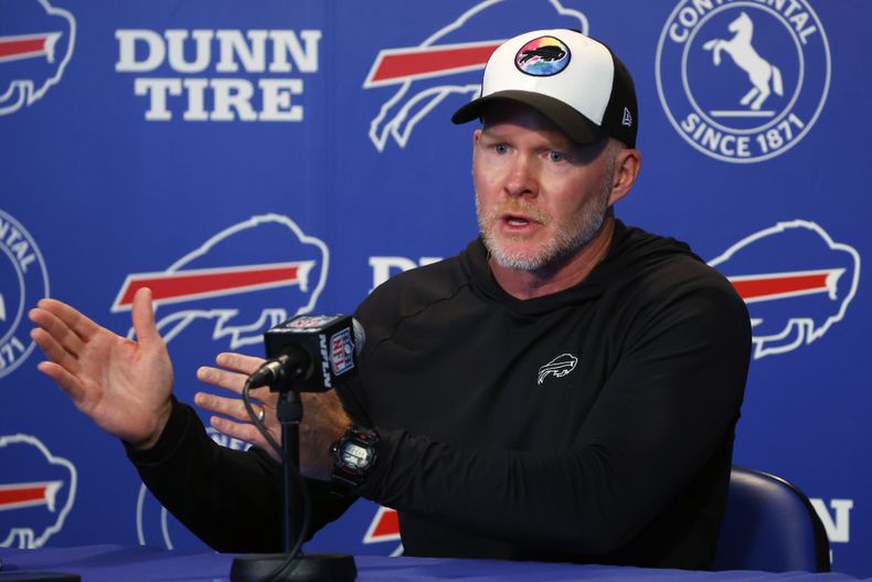 ARCHIVO- Sean McDermott, head coach de los Bills de Buffalo, atiende a los medios de comunicación después de un entrenamiento en Orchard Park, Nueva York, el martes 13 de junio de 2023. Los Bills aseguraron a sus mentes maestras al darles una extensión de contrato al gerente general Brandon Beane y al head coach Sean McDermott hasta la temporada 2027, el viernes 23 de junio. (AP Foto/Jeffrey T. Barnes, Archivo)