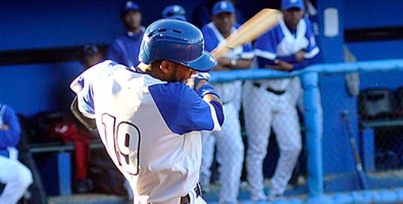 El juego avanzaba y la temperatura bajaba en el capitalino estadio Latinoamericano cuando el público se puso de pie y comenzó a aplaudir.
