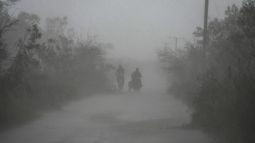 La gente viaja bajo la lluvia tras el paso del huracán Rafael en Guanimar, Cuba, el jueves 7 de noviembre de 2024. El 8 de noviembre de 2024, las autoridades cubanas informaron que se logró reconectar parte de su sistema energético. (Foto AP/Ramon Espinosa)