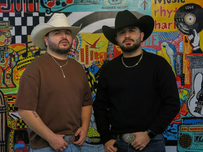 Los hermanos Germán Salas, a la izquierda, y Kyke Salas del dúo mexicano Sangre X Sangre posan durante una entrevista en la Ciudad de México, el jueves 28 de agosto de 2025. (Foto AP/Berenice Bautista)
