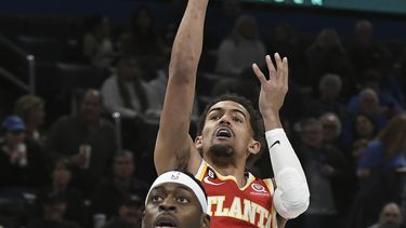 Con 33 puntos y 11 asistencias de Young, Hawks se imponen