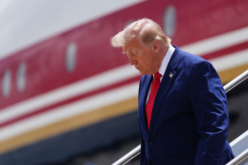 El presidente de Estados Unidos, Donald Trump, baja del Air Force One en la base de la Fuerza Aérea Dobbins, el miércoles 22 de julio de 2026, en Marietta, Georgia. (AP Foto/Julia Demaree Nikhinson)