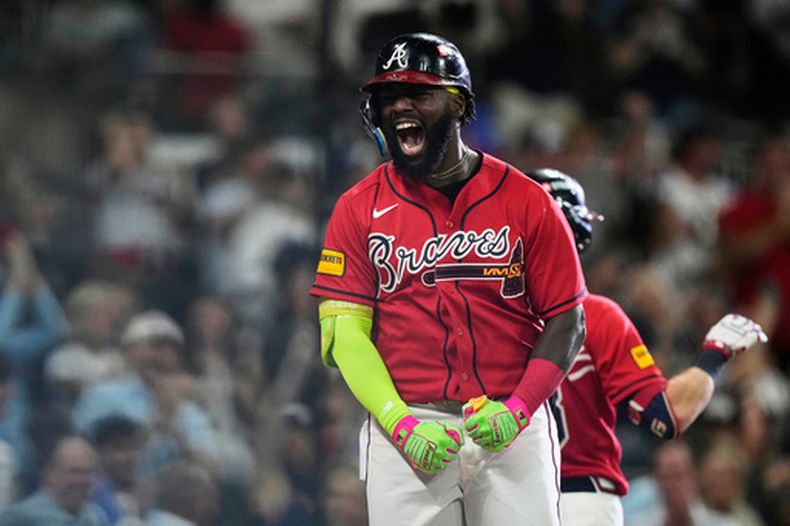 Michael Harris II, de los Bravos de Atlanta, festeja su jonrón de tres carreras ante los Filis de Filadelfia en el tercer juego de la serie de comodines, el jueves 1 de octubre de 2026 (AP Foto/Brynn Anderson)