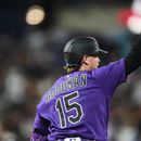 Hunter Goodman (de los Rockies de Colorado) hace un gesto hacia el bullpen mientras recorre las bases tras conectar un jonrón solitario ante el lanzador relevista Alex Lange (de los Reales de Kansas City) en la séptima entrada de un partido de béisbol el sábado 1 de agosto de 2026, en Denver. (Foto AP/David Zalubowski)