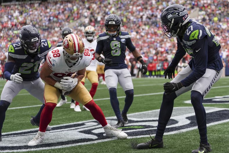 Jake Tonges (88), ala cerrada de tercer equipo, asegura un pase de anotación durante durante la segunad mitad del partido de la NFL en contra de los Seahawks de Seattle, el domingo 7 de septiembre de 2025, en Seattle. (AP Foto/Lindsey Wasson)