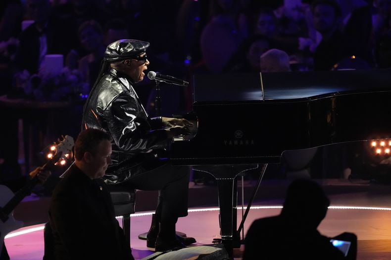Stevie Wonder rinde homenaje a Tony Bennett en la 66a entrega anual de los Premios Grammy el domingo 4 de febrero de 2024 en Los Ángeles. (Foto AP/Chris Pizzello)