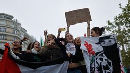 Estudiantes corean consignas durante una protesta por la falta de financiamiento de la escuela pública, en Rennes, Francia, el 13 de octubre de 2026. El cartel pone Resistir para existir. (AP Foto/Jeremias Gonzalez)