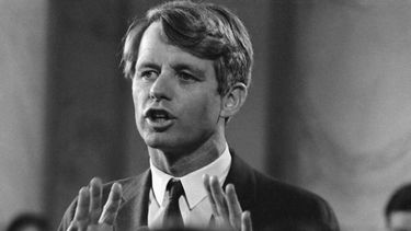 ARCHIVO - El senador Robert F. Kennedy informa a los periodistas, y a la nación, que es candidato del Partido Demócrata paras las primarias presidenciales, el 16 de marzo de 1968, en Washington. (AP Foto, Archivo)