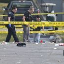 Investigadores analizan la escena de un tiroteo en un centro comercial, el domingo 18 de junio de 2023, en Willowbrook, Illinois. (AP Foto/Matt Marton)