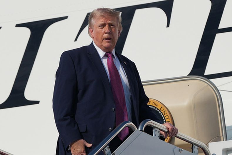 El presidente Donald Trump aborda el Air Force One el viernes 3 de julio de 2026 en la Base Conjunta Andrews, Maryland, para un viaje al Monte Rushmore. (Foto AP/Alex Brandon)