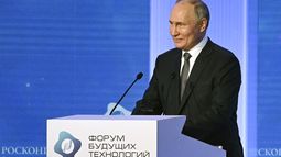 El presidente ruso Vladímir Putin habla en una sesión plenaria del Foro de Tecnologías del Futuro en el Centro Mundial de Comercio, el miércoles 14 de febrero de 2024, en Moscú, Rusia. (Alexei Maishev, Sputnik, Kremlin Pool Photo vía AP)