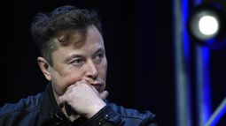 ARCHIVO- El director general de Tesla y SpaceX, Elon Musk, escucha una pregunta durante un evento en Washington, el 9 de marzo de 2020. (AP Foto/Susan Walsh, Archivo)