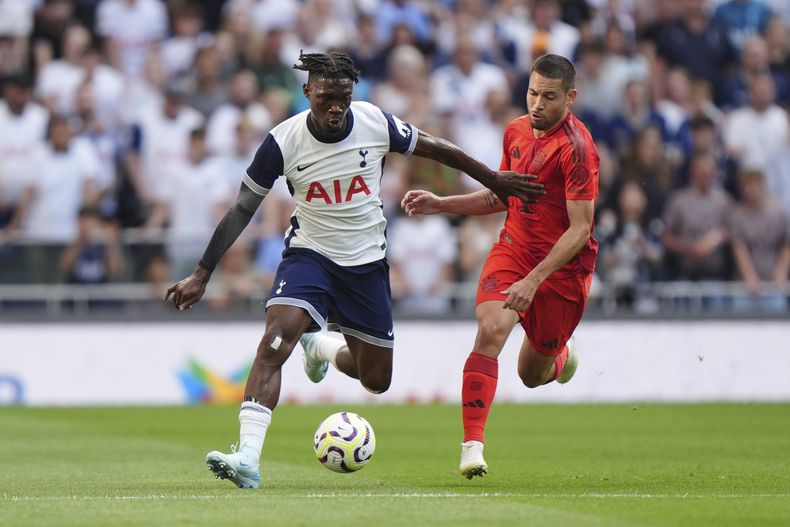 Yves Bissouma del Tottenham pelea por el balón con Jamal Musiala del Bayern Munich en un encuentro amistoso en Londres el sábado 10 de agosto del 2024. (Bradley Collyer/PA via AP)