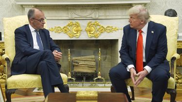 El presidente estadounidense Donald Trump con el canciller alemán Friedrich Merz en la Oficina Oval en la Casa Blanca en Washington el 5 de junio del 2025. (AP foto/Evan Vucci)