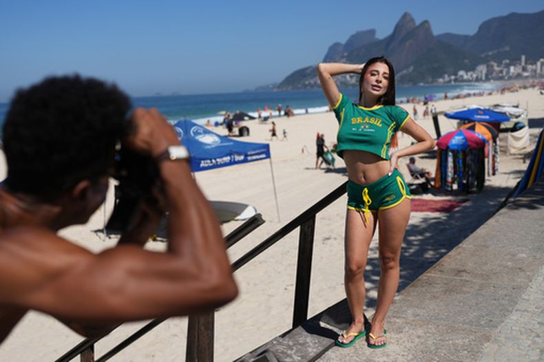 La influencer Gabriela Catao posa para unas fotos en la playa de Ipanema, en Río de Janeiro, el 4 de septiembre de 2026. (Foto AP/Silvia Izquierdo)