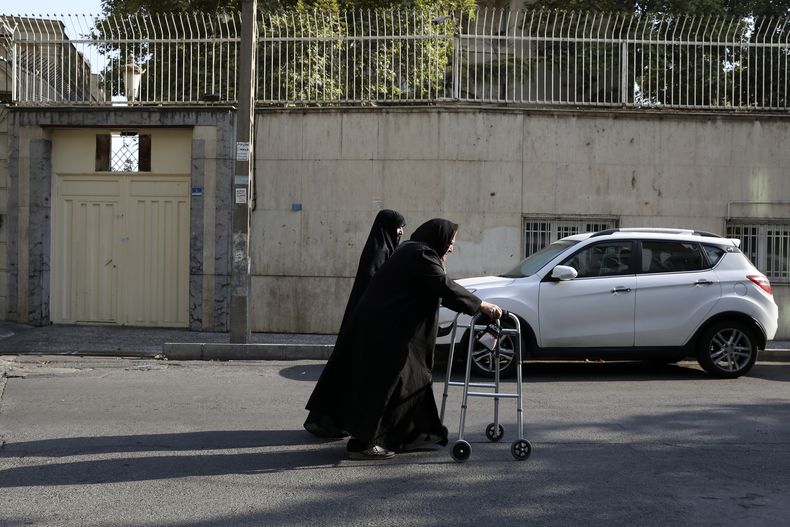 Mujeres pasan frente a un instituto de idiomas certificado por la embajada de Alemania, en el norte de Teherán, Irán, el martes 20 de agosto de 2024. (Foto AP/Vahid Salemi)