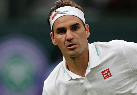 Roger Federer sorprende a un joven al enfrentarse con él en un partido de tenis, cumpliendo la promesa que le hizo hace 5 años