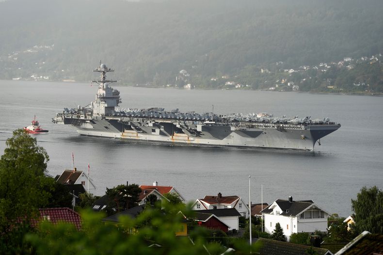 ARCHIVO - El portaaviones estadounidense USS Gerald R. Ford, entrando en el fiordo de Oslo, en Drobak, Noruega, el 12 de septiembre de 2025. (Lise Aaserud/NTB Scanpix vía AP, Archivo)