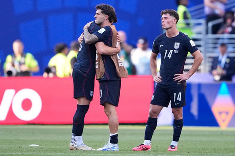 Christian Pulisic abraza a su compañero de la selección de Estados Unidos Max Arfsten mientras Sebastian Berhalter observa tras la derrota ante Bélgica en los octavos de final de la Copa Mundial el lunes 6 de julio del 2026. (AP Foto/Lindsey Wasson)