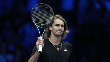 El alemán Alexander Zverev celebra tras ganar su primer duelo en las Finales de la ATP al superar al español Carlos Alcaraz en Pala Alpitour en Turín, Italia el lunes 13 de noviembre del 2023. (AP Foto/Antonio Calanni)