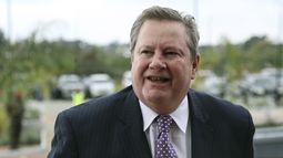 ARCHIVO - El enviado especial de Estados Unidos para el Cuerno de África, Mike Hammer, llega para las conversaciones de paz de Etiopía en Nairobi, Kenia, el 12 de noviembre de 2022. (AP Foto/Brian Inganga, Archivo)