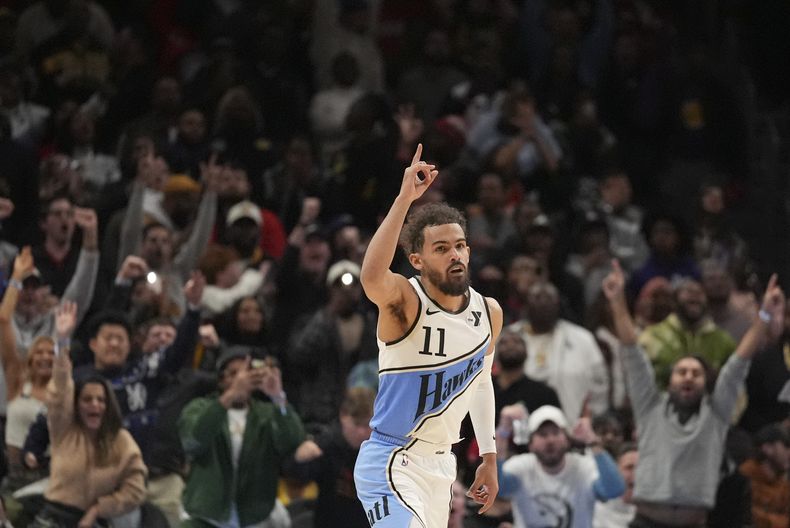 Trae Young (11), de los Hawks de Atlanta, celebra después de encestar el triple de la victoria en el partido de baloncesto de la NBA en contra de los Lakers de Los Ángeles, el viernes 6 de diciembre de 2024, en Atlanta. (AP Foto/Brynn Anderson)