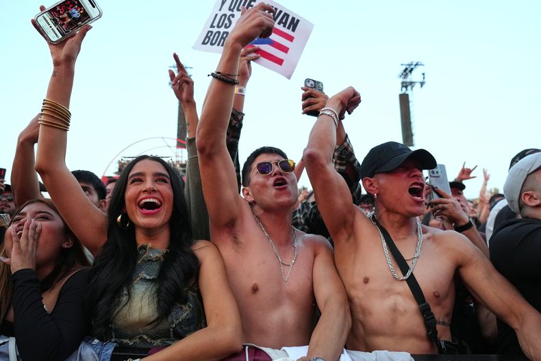 Fans observan a la cantante puertorriqueña De La Rose durante el festival de música Coca-Cola Flow Fest en la Ciudad de México, el sábado 22 de noviembre de 2025. (Foto AP/Claudia Rosel)