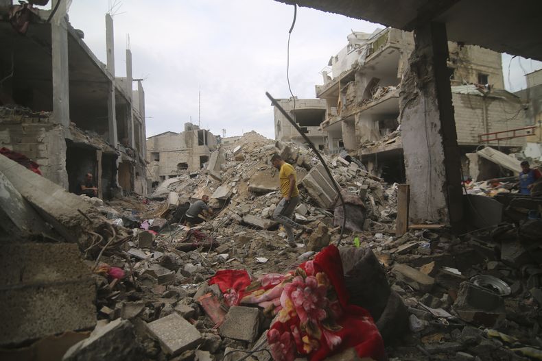 La escena después de un bombardeo israelí en el campamento de refugiados Rafah en la Franja de Gaza, el 9 de octubre de 2023. (Foto AP/Hatem Ali)