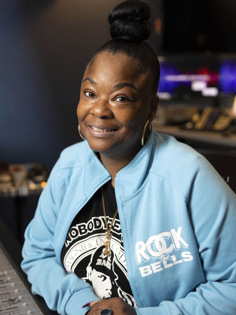 Roxanne Shante posa para un retrato el 18 de julio de 2023, en Nueva York. Las mujeres han luchado para moldear su identidad en el hip hop y exigir reconocimiento. En el 50 aniversario del género musical, las raperas están aprovechando su momento para brillar, mientras siguen exigiendo respeto y enfrentando desafíos de hace décadas. (Foto Matt Licari/Invision/AP)