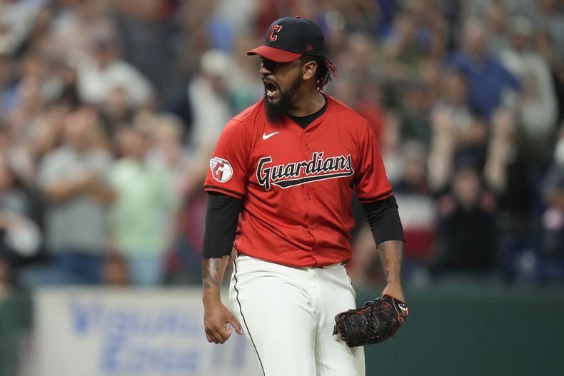 El relevista Emmanuel Clase de los Guardianes de Cleveland tras la victoria ante los Mellizos de Minnesota, el lunes 16 de septiembre de 2024, en Cleveland. (AP Foto/Sue Ogrocki)