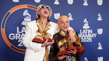 Ca7riel, izquierda, y Paco Amoroso posan en la sala de prensa con los premios al mejor video musical de formato largo y corto, mejor canción pop, mejor video musical alternativo y mejor canción alternativa durante los Latin Grammy 2025 el jueves 13 de noviembre de 2025 en el MGM Grand de Las Vegas. (Foto AP/John Locher)