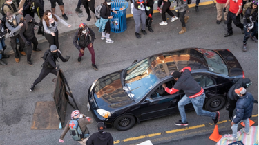 seattle: un hombre irrumpio con su vehiculo en medio de una protesta, le disparo a un manifestante y huyo a pie con su arma entre la multitud