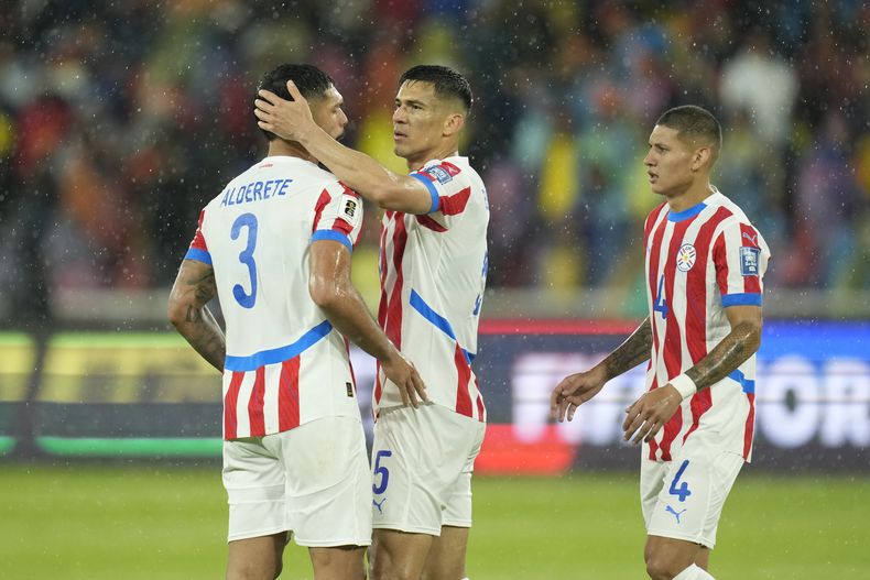 Los jugadores paraguayos festejan el empate conseguido en su visita a Ecuador en las eliminatorias mundialistas, el jueves 10 de octubre de 2024, en Quito (AP Foto/Dolores Ochoa)