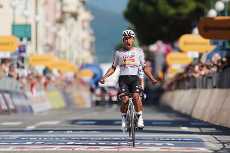 El ecuatoriano Manuel Jhonatan Narvaez celebra al ganar la 11ma etapa del Giro de Italia entre Porcari y Chiavari, Italia el miércoles 20 de mayo del 2026. (Massimo Paolone/LaPresse via AP)
