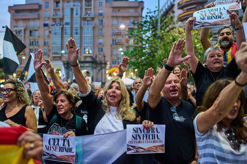 Una protesta contra la manera en que el gobierno español manejó la crisis en Ceuta, el 30 de septiembre del 2026. (AP foto/Bernat Armangue)