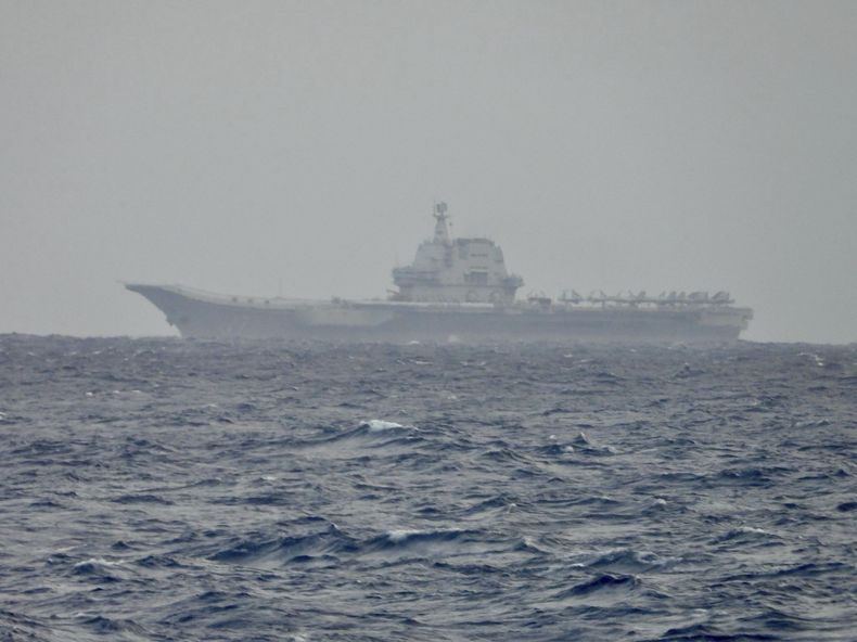 Esta imagen, distribuida por el Ministerio de Defensa Nacional de Taiwán, muestra al portaaviones chino Shandong navegando cerca de Taiwán, el 31 de marzo de 2025. (Ministerio de Defensa Nacional de Taiwán vía AP)