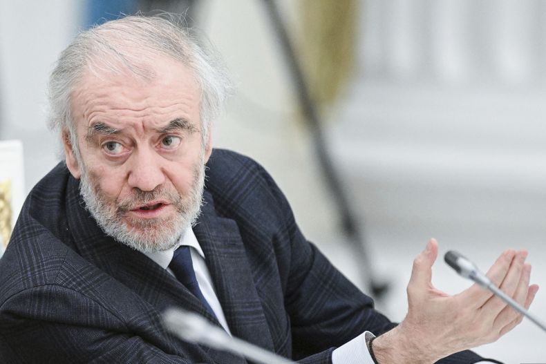 ARCHIVO - Valery Gergiev, director de orquesta ruso, director artístico y general del Teatro Mariinsky, director general del Teatro Bolshoi, asiste a una reunión de la junta directiva de los teatros Bolshoi y Mariinsky con el presidente ruso Vladimir Putin en el Senado del Kremlin en Moscú, Rusia, el martes 13 de mayo de 2025. (Sergei Bobylev, Sputnik, Kremlin Pool Photo via AP, archivo)