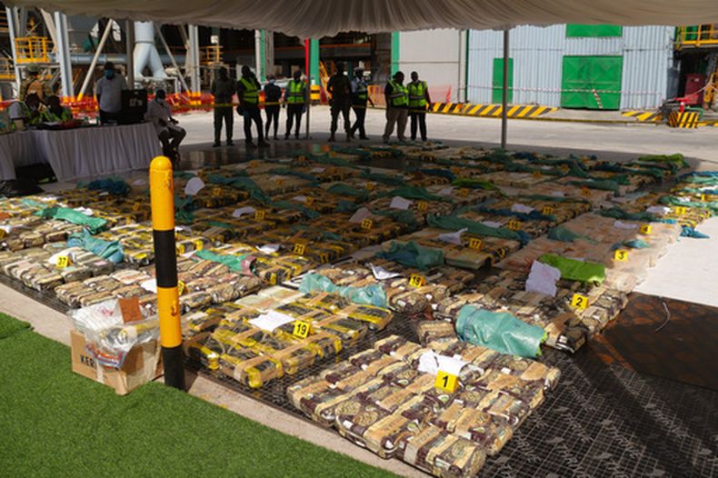 Las autoridades kenianas con las drogas decomisadas en Mombasa, Kenia, el 24 de septiembre del 2026. (AP foto/Biran Wachira)