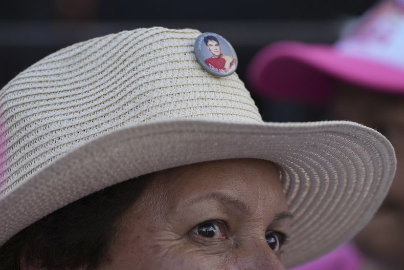 Una fan de Juan Gabriel con un sombrero con su imagen previo a una función de uno de sus conciertos en el Zócalo, la plaza principal de la Ciudad de México, el domingo 22 de septiembre de 2024. (Foto AP/Fernando Llano)