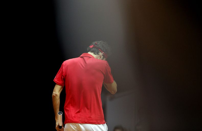 El suizo Roger Federer sale de la cancha tras perder ante Gael Monfils en la final de la Copa Davis el viernes, 21 de noviembre de 2014, en Lille, Francia. (AP Photo/Christophe Ena)