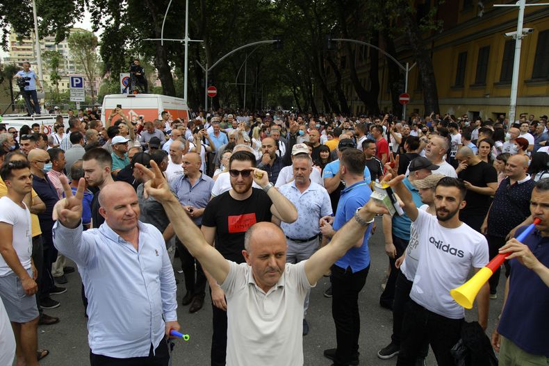 ESP-TEA_ALBANIA-TEATRO-PROTESTA-0.jpg