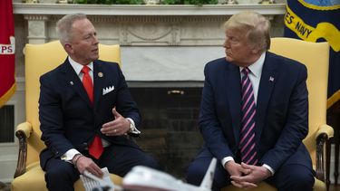 Trump anuncia cambio de demócrata Van Drew a republicano