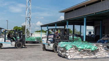bolivia dona 65 toneladas de alimentos al regimen