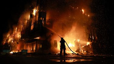 Un trabajador de rescate combate un incendio en el centro de operaciones financieras Intrade tras un ataque de dron ruso en Zaporiyia, Ucrania, el lunes 21 de septiembre de 2026. (AP Foto/Kateryna Klochko)